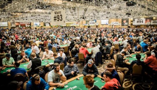 Difference Between Poker Tournaments and Cash Games